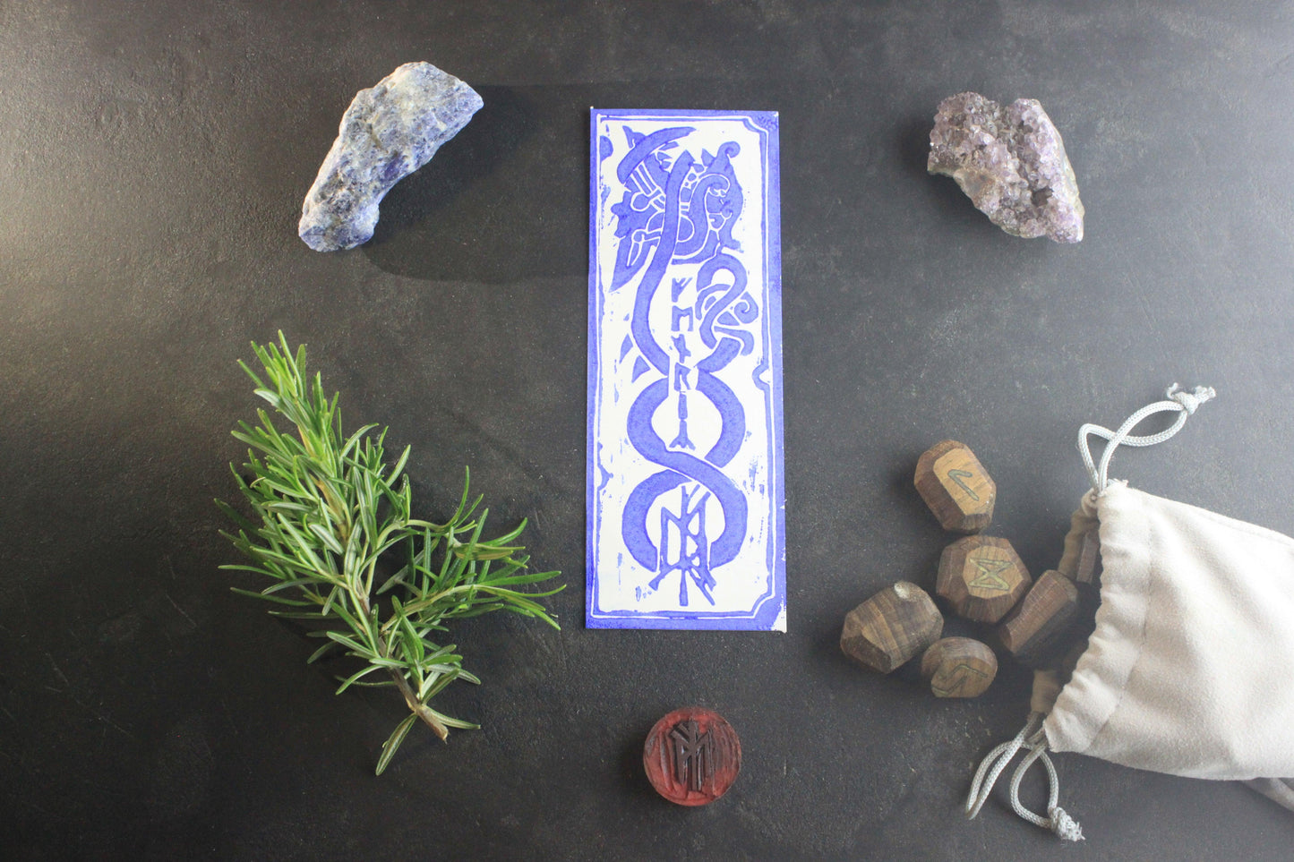 Marque-page artisanal Fenrir V2 – Talisman païen en linogravure - ScarletWolf