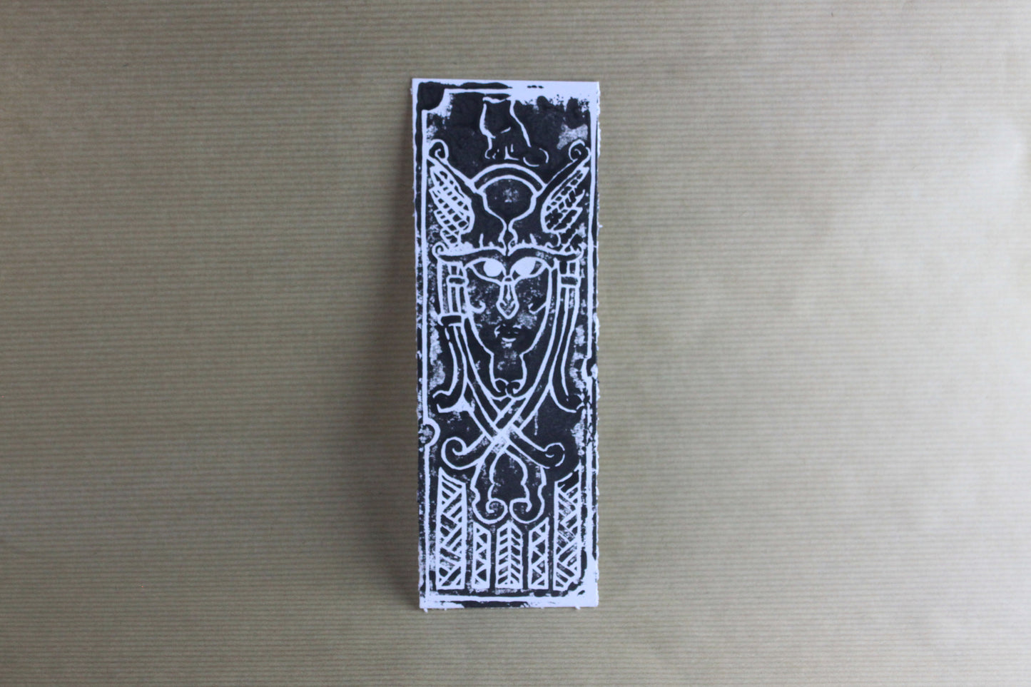 Marque-page Freyja en linogravure sur fond neutre, gravure nordique artisanale en noir sur blanc