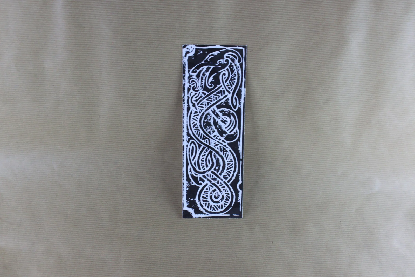 Jormungandr fond neutre , marque page linogravé de façon artisanal sur papier 300g