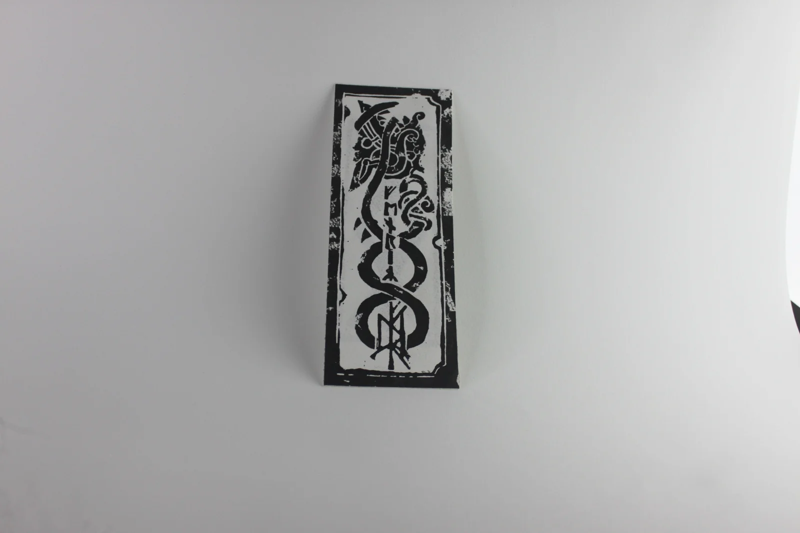 marque page linogravé, artisanal, de fenrir ici dans ça V1 , mythologie nordique , paganisme