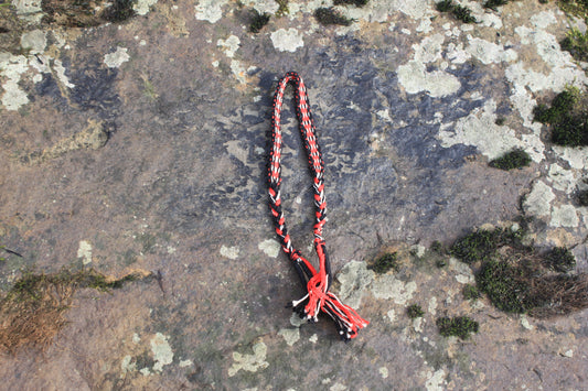 bracelet tissé Morrígan (noir, rouge & beige)