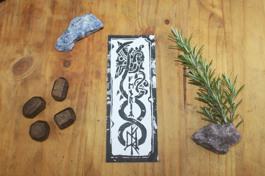marque page linogravé, artisanal, de fenrir ici dans ça V2 , mythologie nordique , paganisme , sur fond bois avec divers accessoires autour
